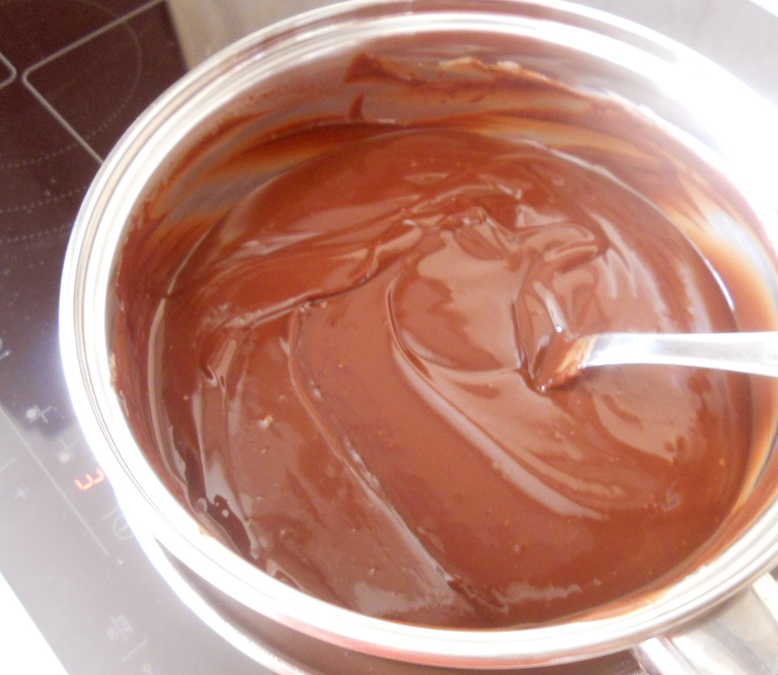 Tort cu ciocolată,vişine şi cremă de piersici