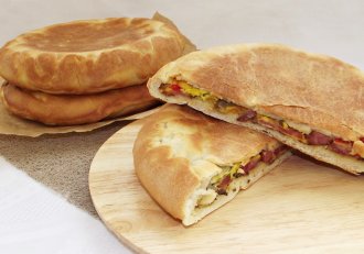 Sandwich-uri coapte, din aluat de paine si omleta cu de toate
