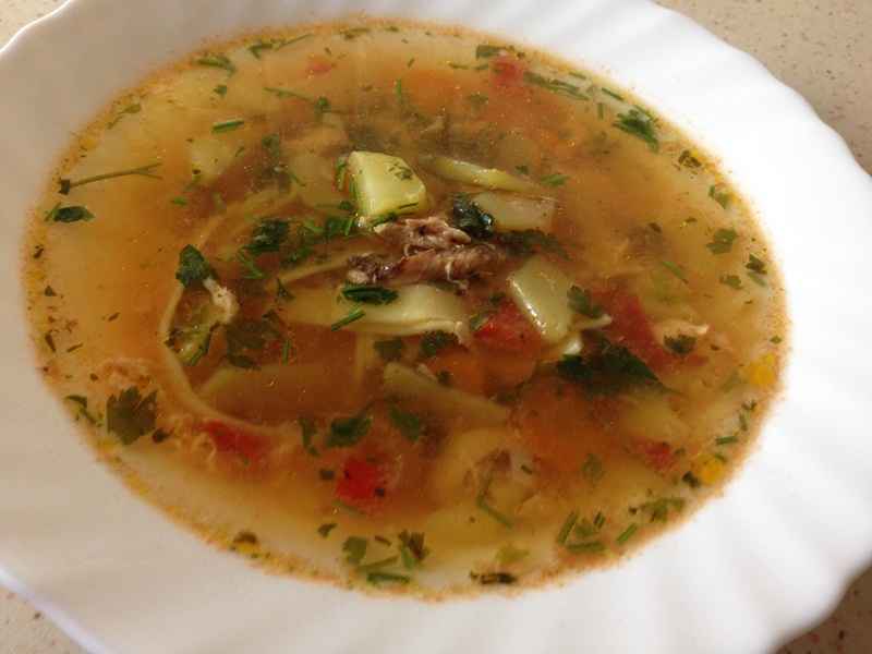 Supa din pulpe de pui cu zucchini si paste