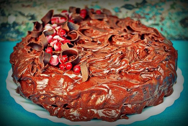 Tort ganache cu nuci şi coacăze