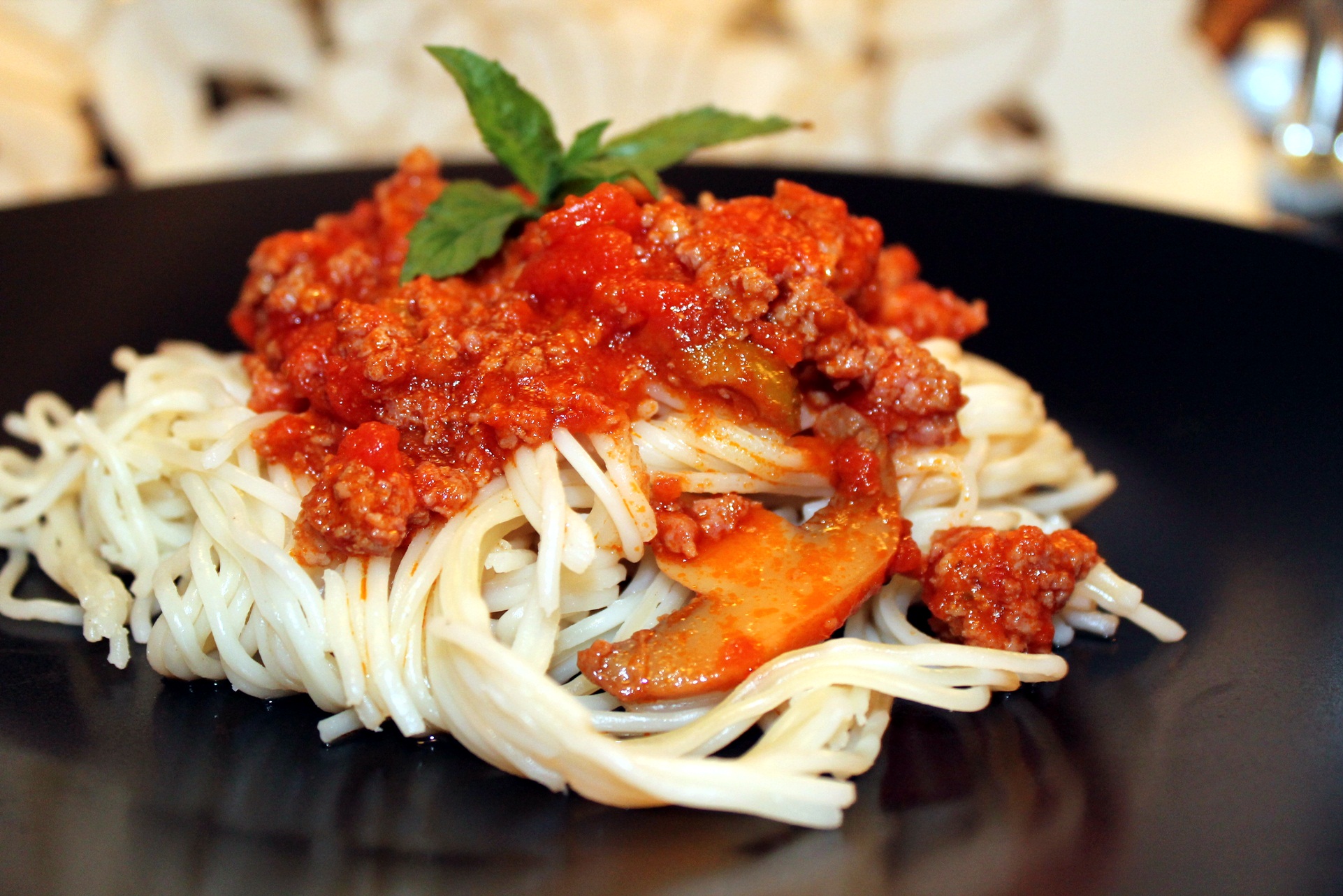 Spaghete cu sos roșu, ciuperci, capere și măsline verzi