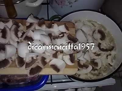 Ciulama de ciuperci champignion cu copanele de pui.