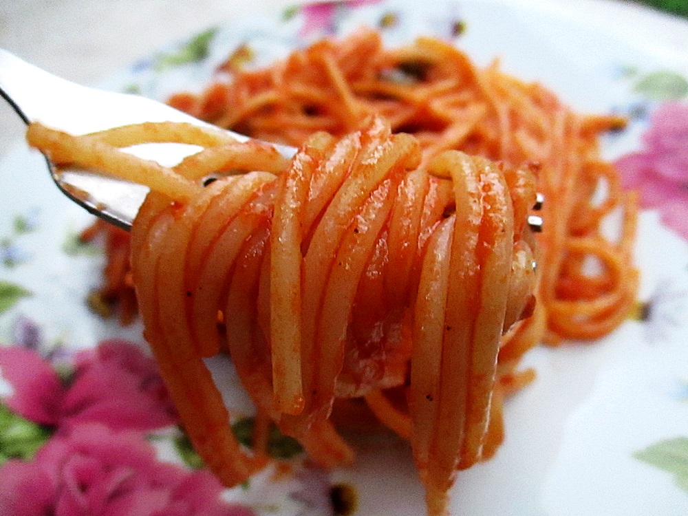 Spaghete cu sos de rosii si ardei copt
