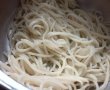 Spaghete cu crenvusti din piept de pui-2
