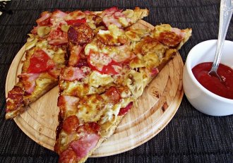 Pizza cu blat de paine toast