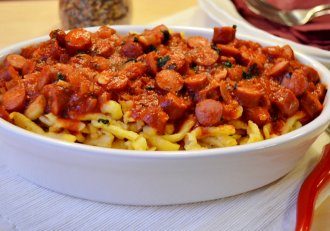 Spatzle cu carnaciori si sos de rosii