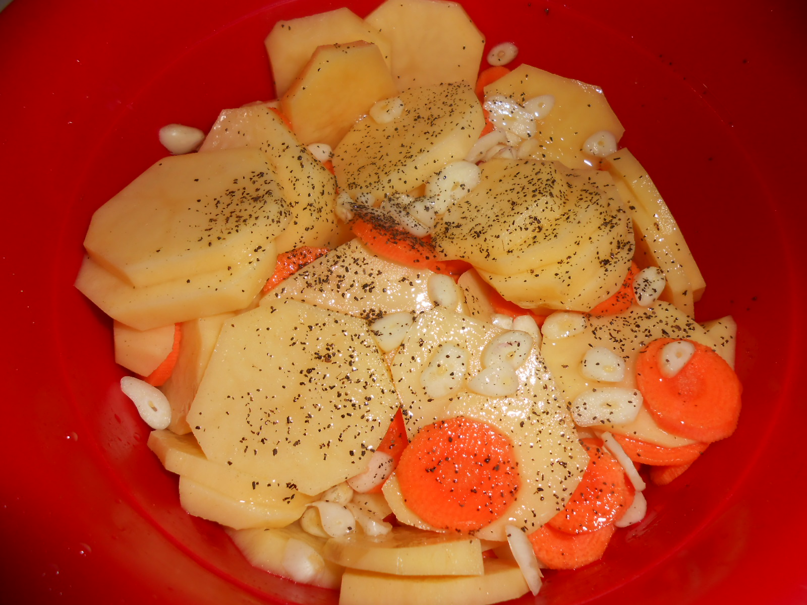 Pui la cuptor  cu morcovi si cartofi