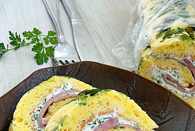 Rulada aperitiv cu crema de branza albastra si sunca