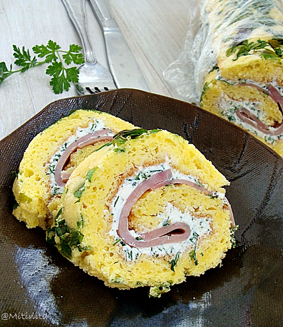 Rulada aperitiv cu crema de branza albastra si sunca