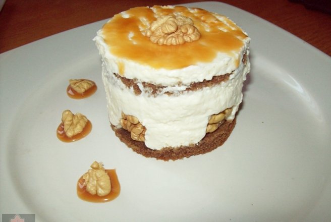 Cheesecake cu nuci si caramel