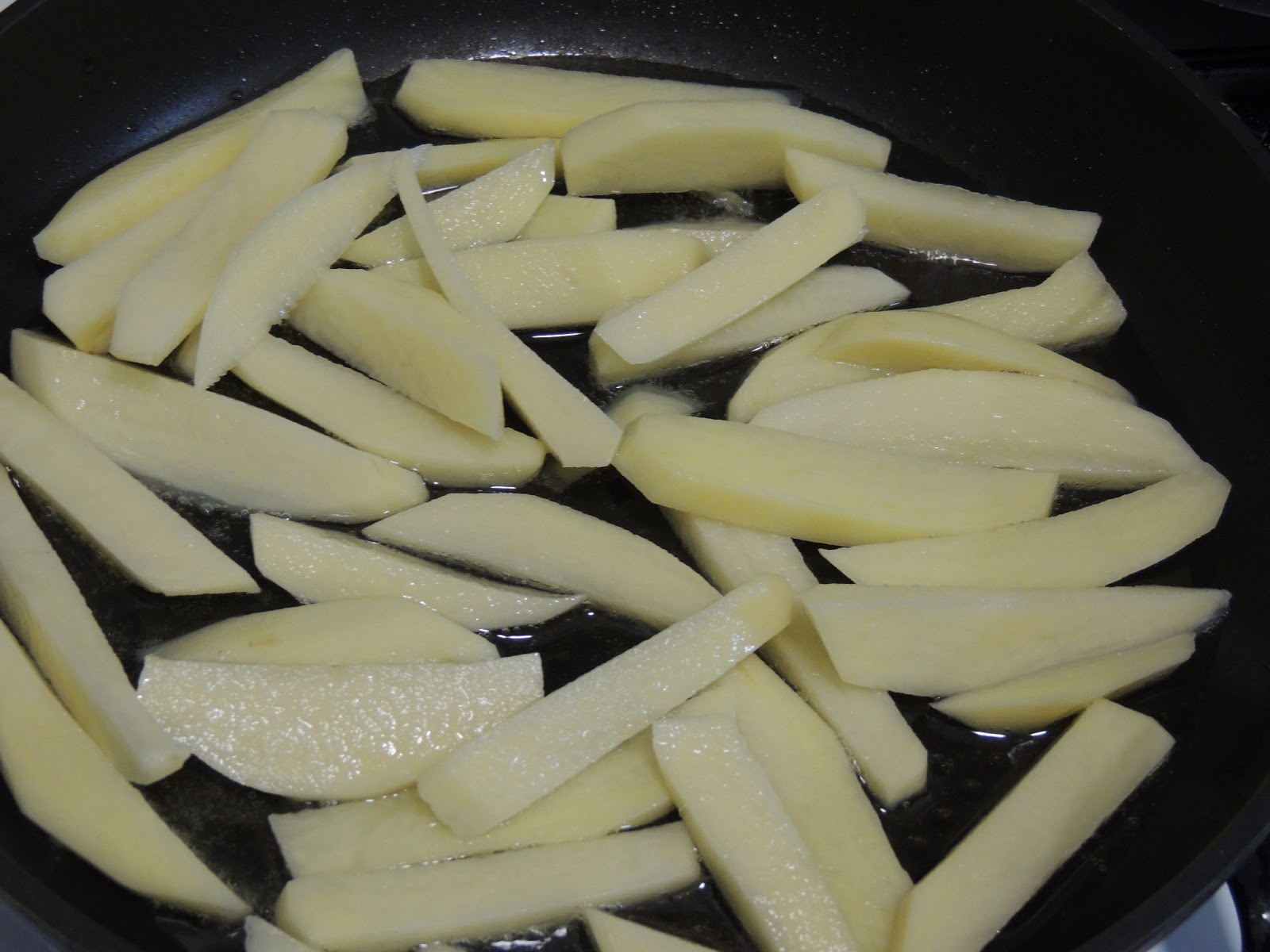 Frigarui cu cartofi prajiti, noi, chiftele de zucchine si sos de iaurt