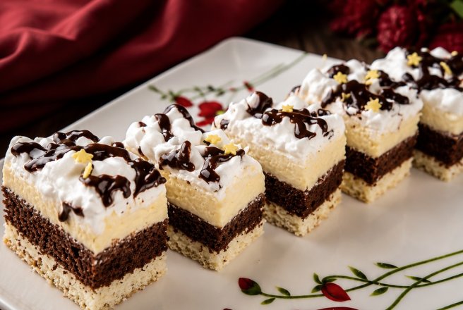 Desert prajitura fina cu nuca de cocos si crema de vanilie