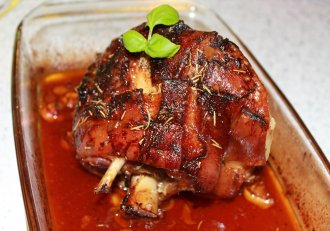 Ciolan de porc la cuptor cu ierburi aromate