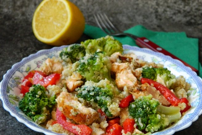 Salata de quinoa cu broccoli si somon