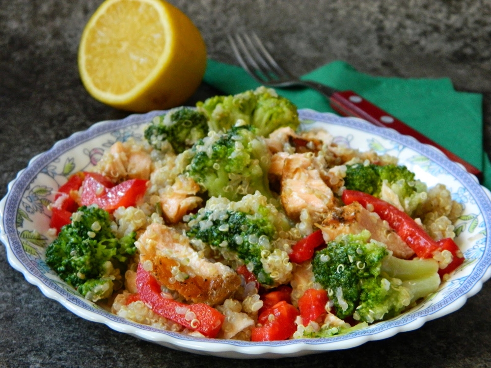Salata de quinoa cu broccoli si somon