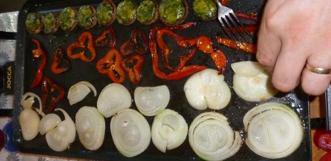 Scoici, calamar, file pangasius cu legume pe placa electrica
