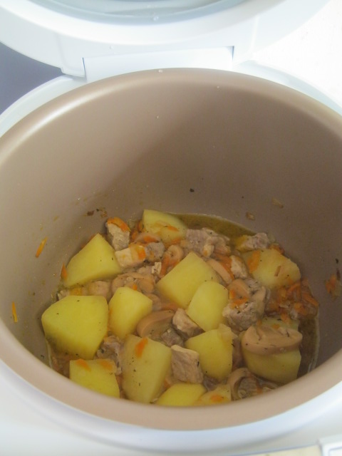 Mancare de porc cu cartofi (MULTICOOKER)