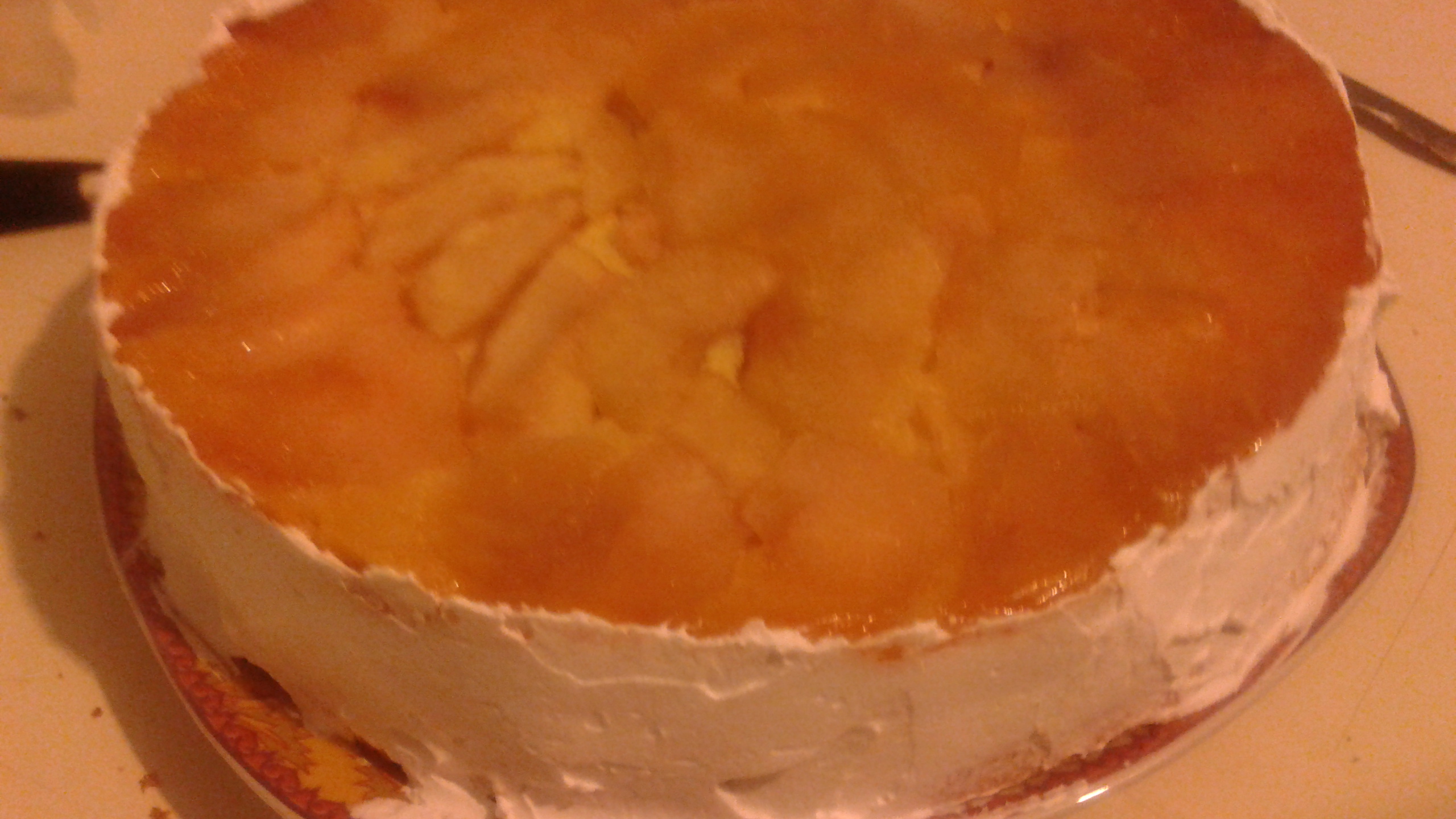 Tort din pandispan cu mere si crema caramel