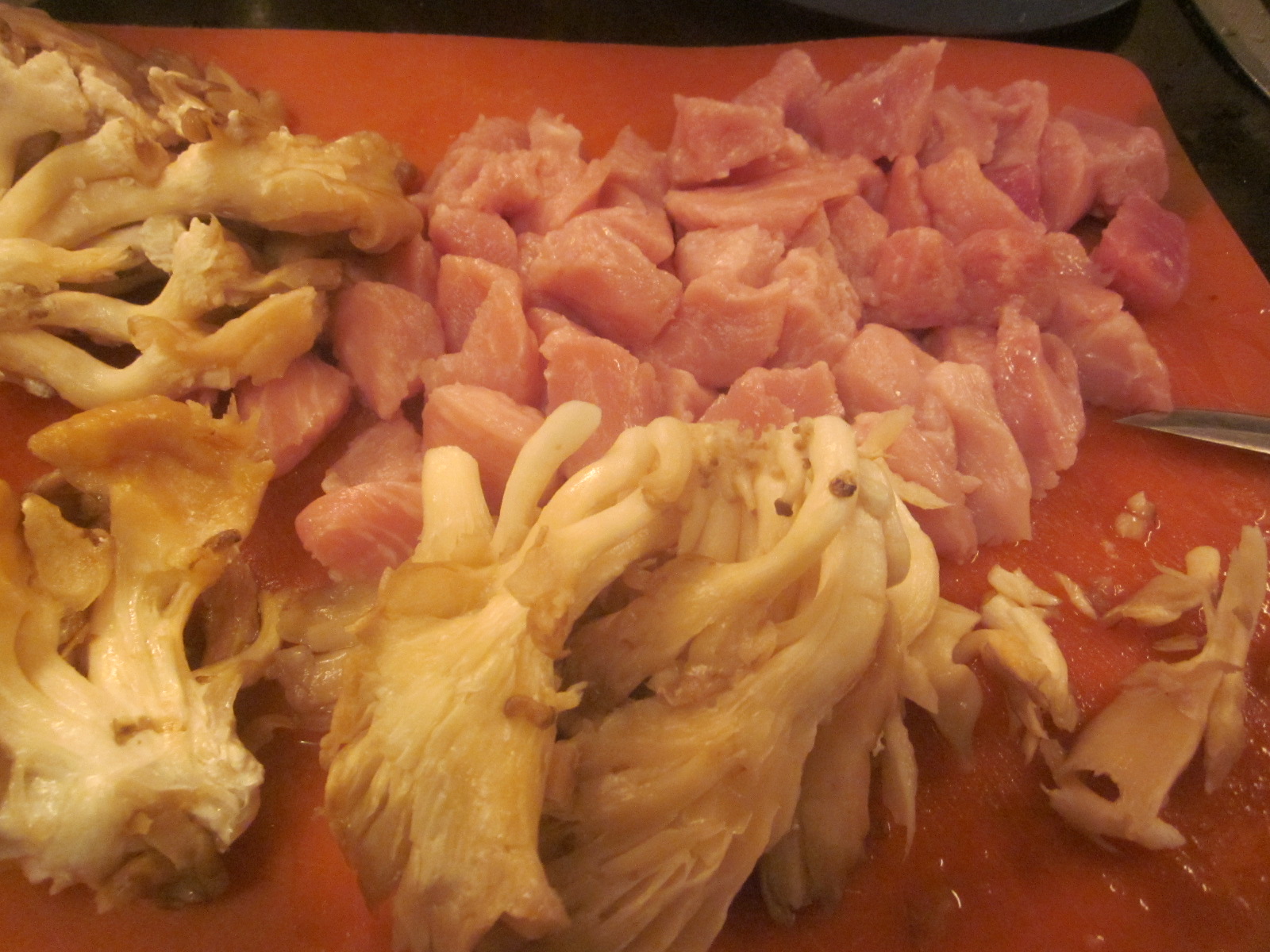 Bucățele de porc, ciuperci pleutorus și mix de orez