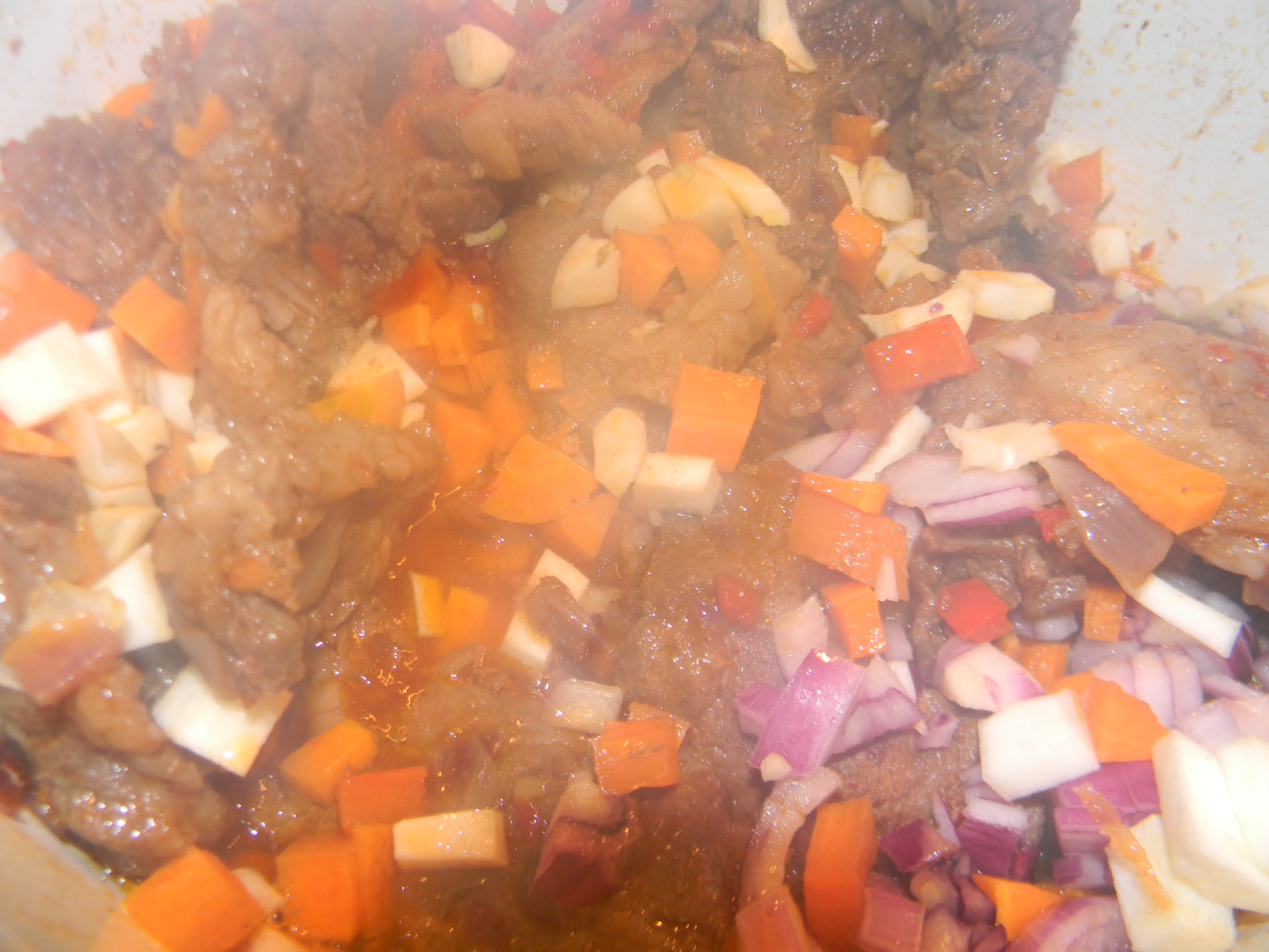 Gulas unguresc de porc cu cartofi, o reteta pe placul gurmanzilor
