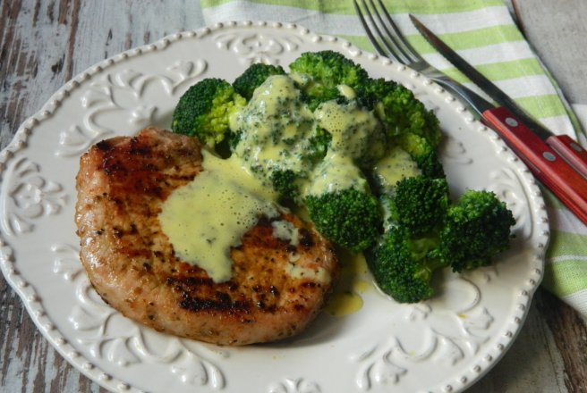 Cotlet de porc la gratar cu broccoli si sos avgolemono