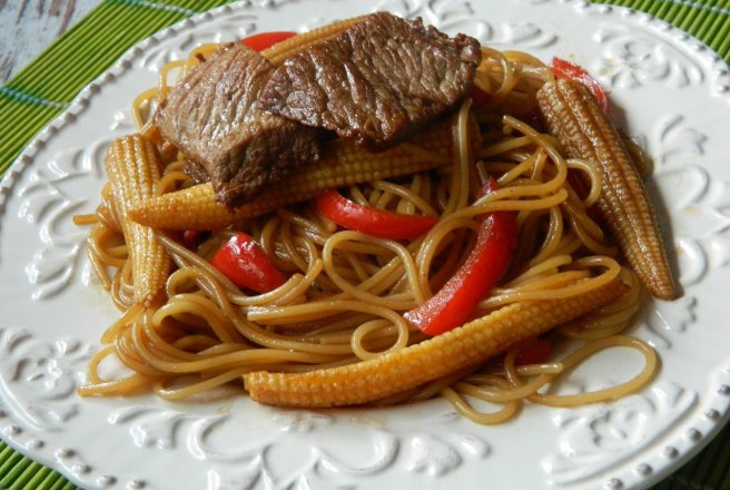 Spaghetti cu vita si ministiuleti de porumb
