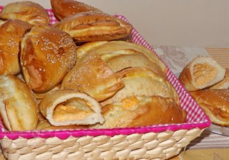 Placinte din aluat dospit cu branza