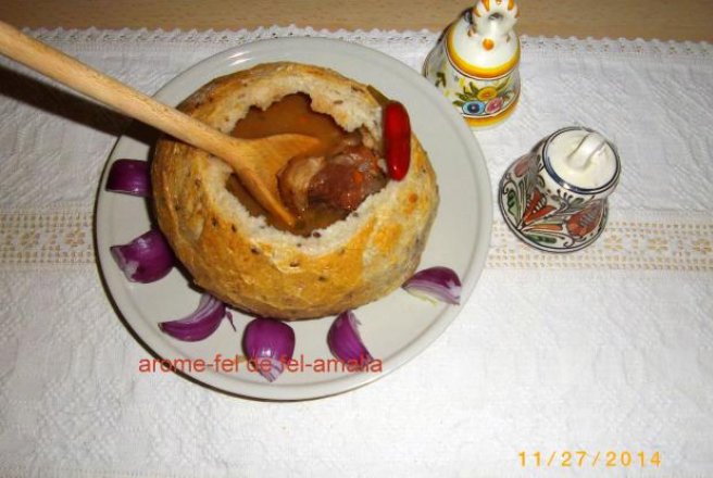 Fasole cu ciolan servita in paine