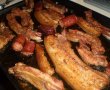 Tava lipicioasa (piept de porc, coaste si carnati la cuptor)-4