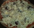 Pizza din aluat negru cu branzeturi si masline-3