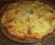 Pizza din aluat negru cu branzeturi si masline-5