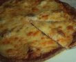 Pizza din aluat negru cu branzeturi si masline-7