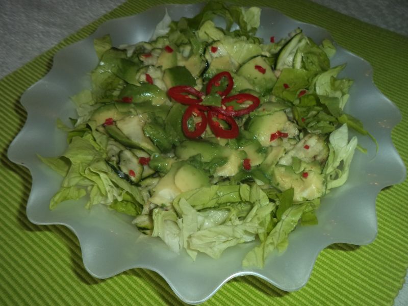 Salata de zucchini cu avocado si lamaie