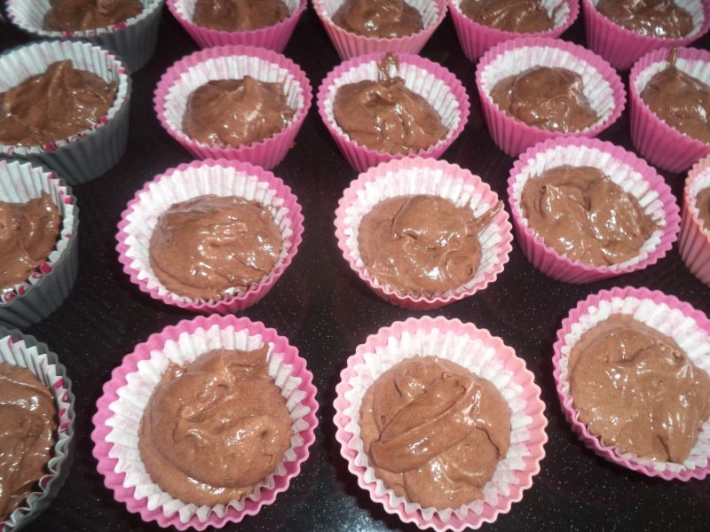 Muffins cu bucati de ciocolata amaruie si Rama mit Butter