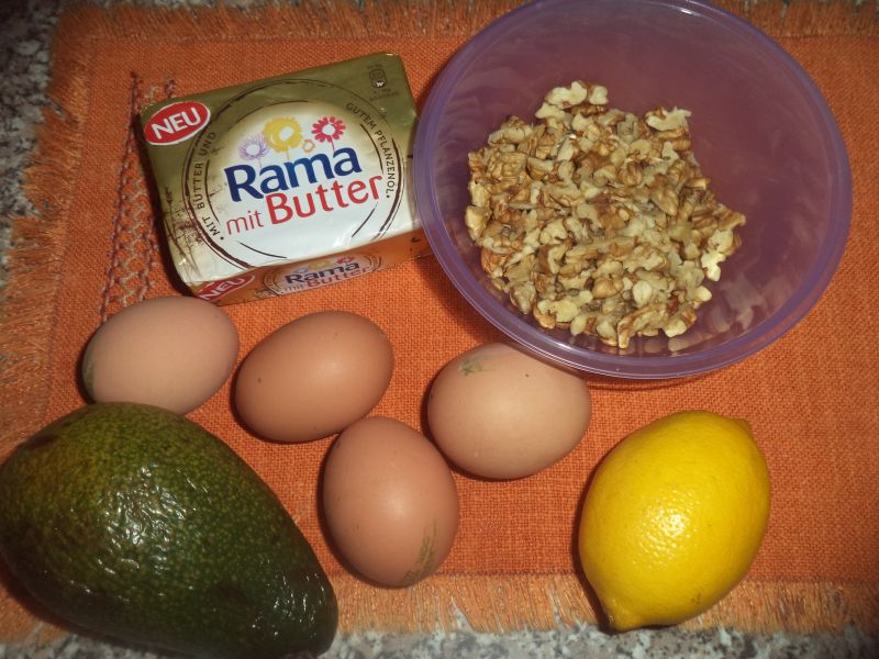 Guguluf cu avocado, nuca si Rama mit Butter
