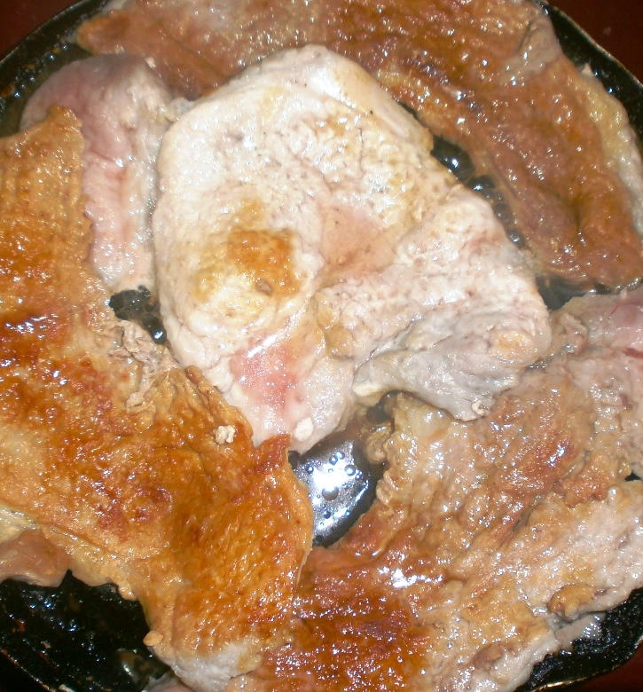 Friptura de porc cu piure de cartofi si castraveciori murati