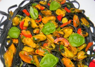 Tagliolini al nero di seppia e cozze