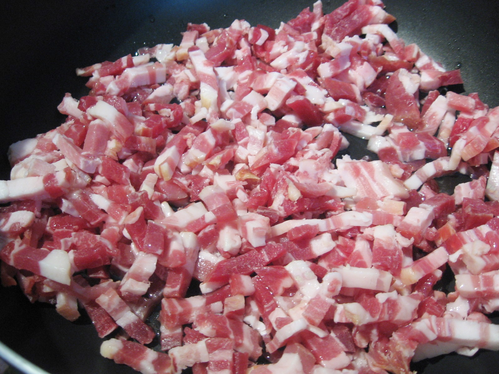 Mancare taraneasca de cartofi, cu bacon si gogosari murati