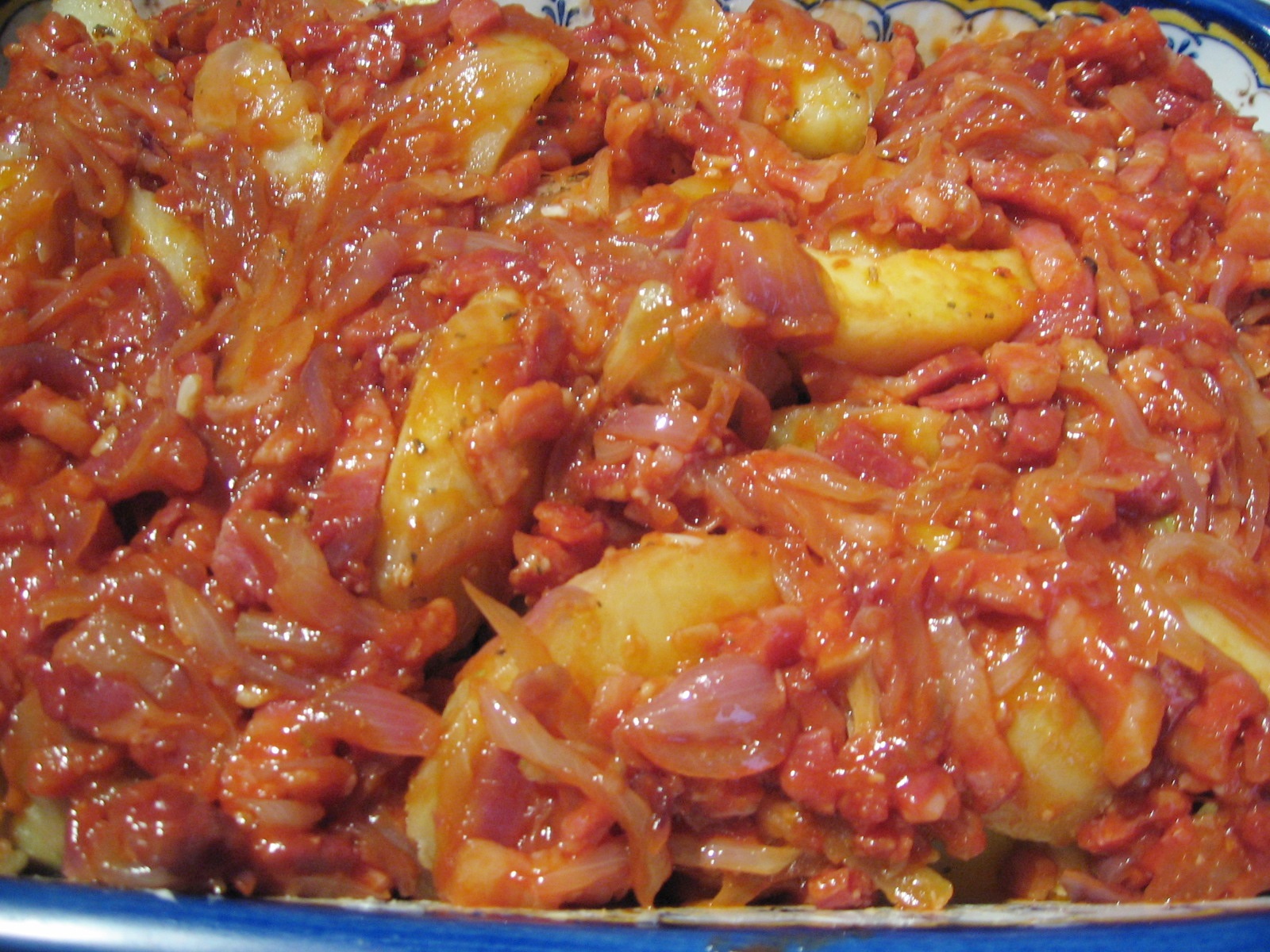 Mancare taraneasca de cartofi, cu bacon si gogosari murati