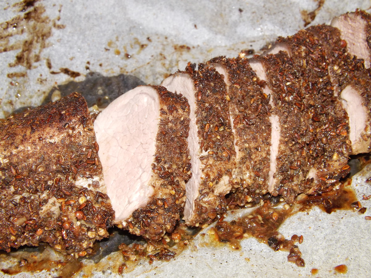 Muschiulet de porc in crusta de chimen cu piper si piure de linte