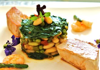 Ton la gratar cu legume si spanac in aburi