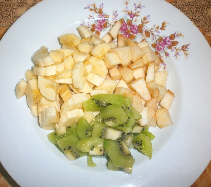 Salata cu banana, mar, kiwi si frisca