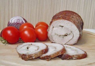 Cotlet de porc facut rulada, fiert in vin cu mirodenii