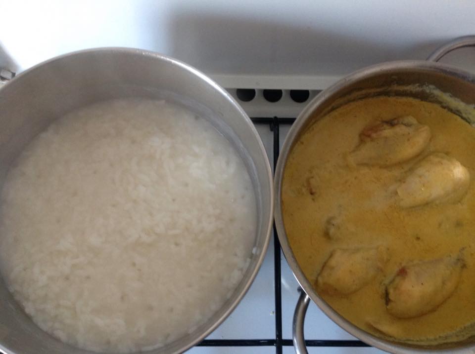 Pui cu curry pe pat de orez