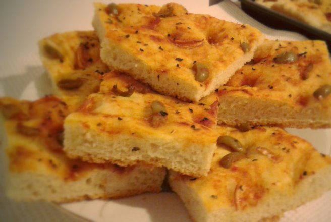 Focaccia cu ceapa si masline verzi