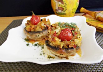 Mancare de post - Ciuperci umplute cu legume, in sos de rosii