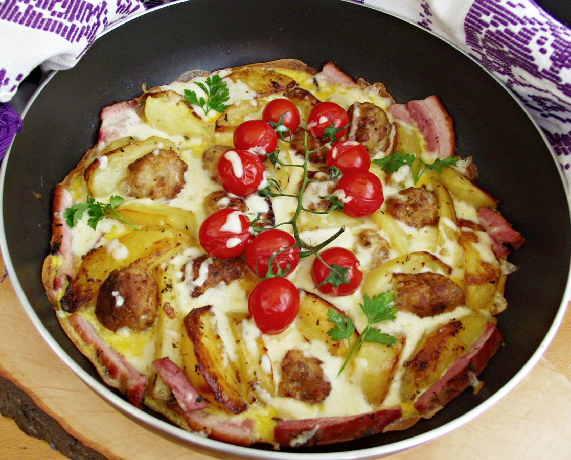 Omleta la cuptor, cu cartofi si preparate din carne