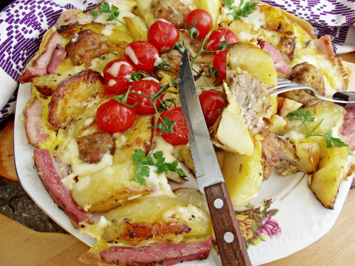 Omleta la cuptor, cu cartofi si preparate din carne