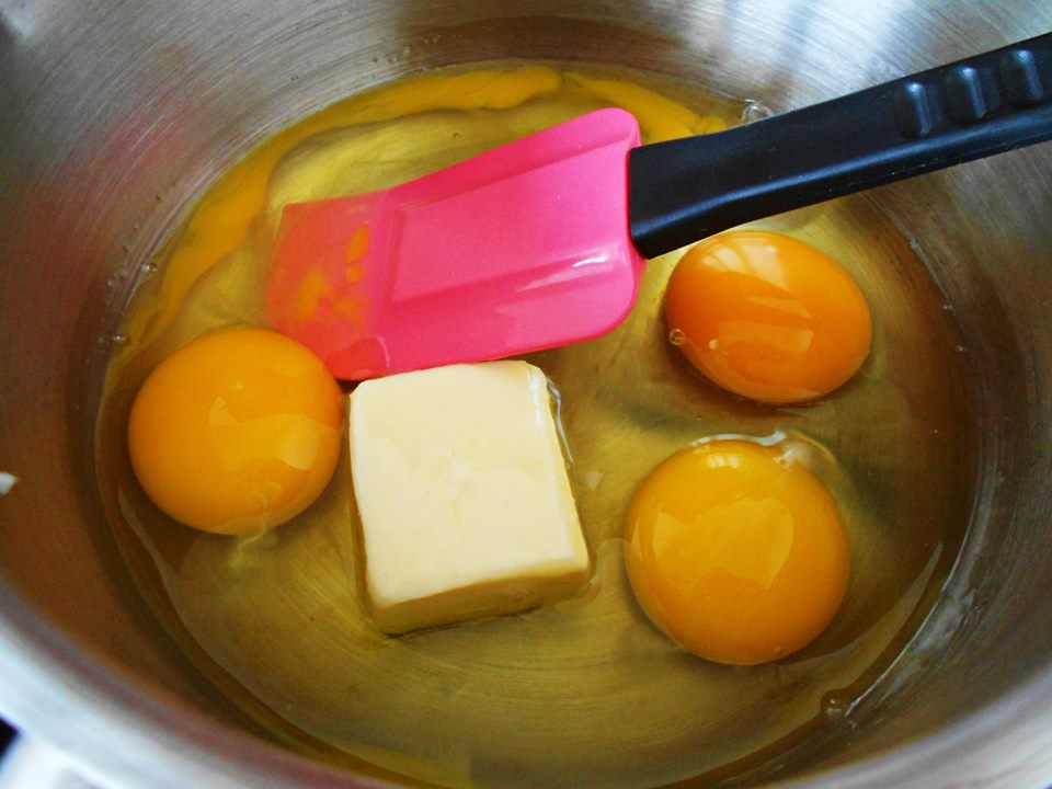 Omletă cu unt și ceapă verde (  scrambled eggs by Gordon Ramsay )