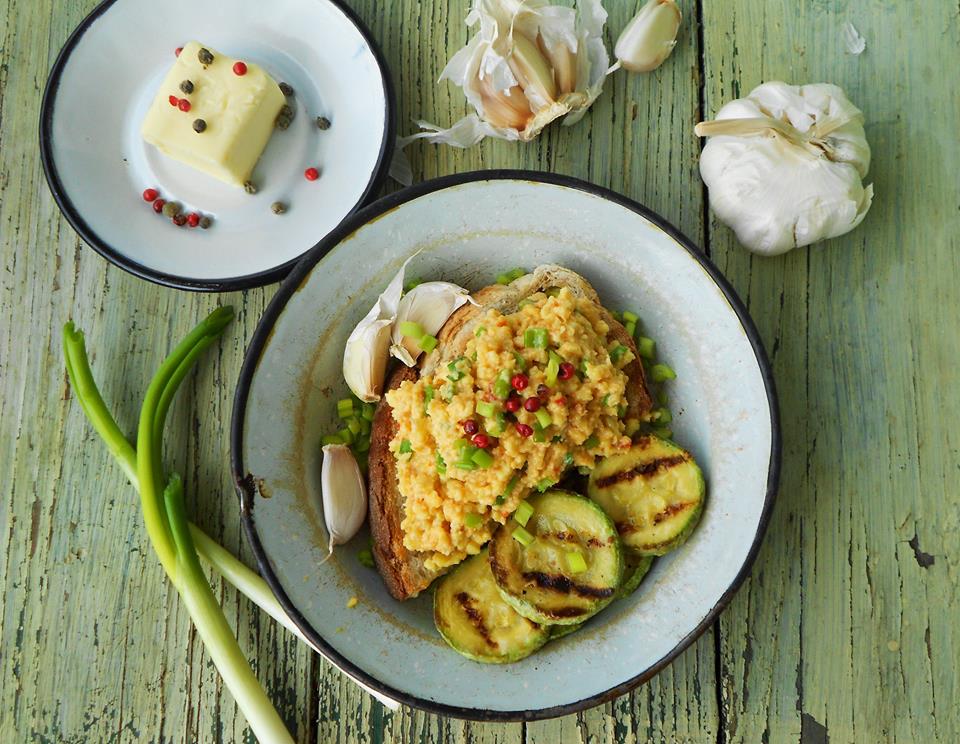 Omletă cu unt și ceapă verde (  scrambled eggs by Gordon Ramsay )